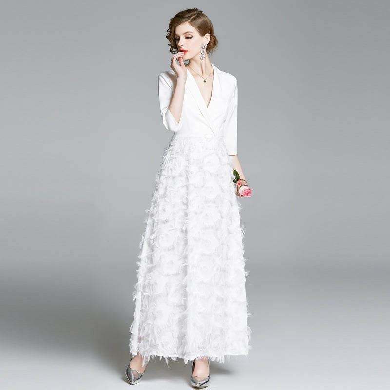 Robe blanche longue à col évasé et à franges vintage
