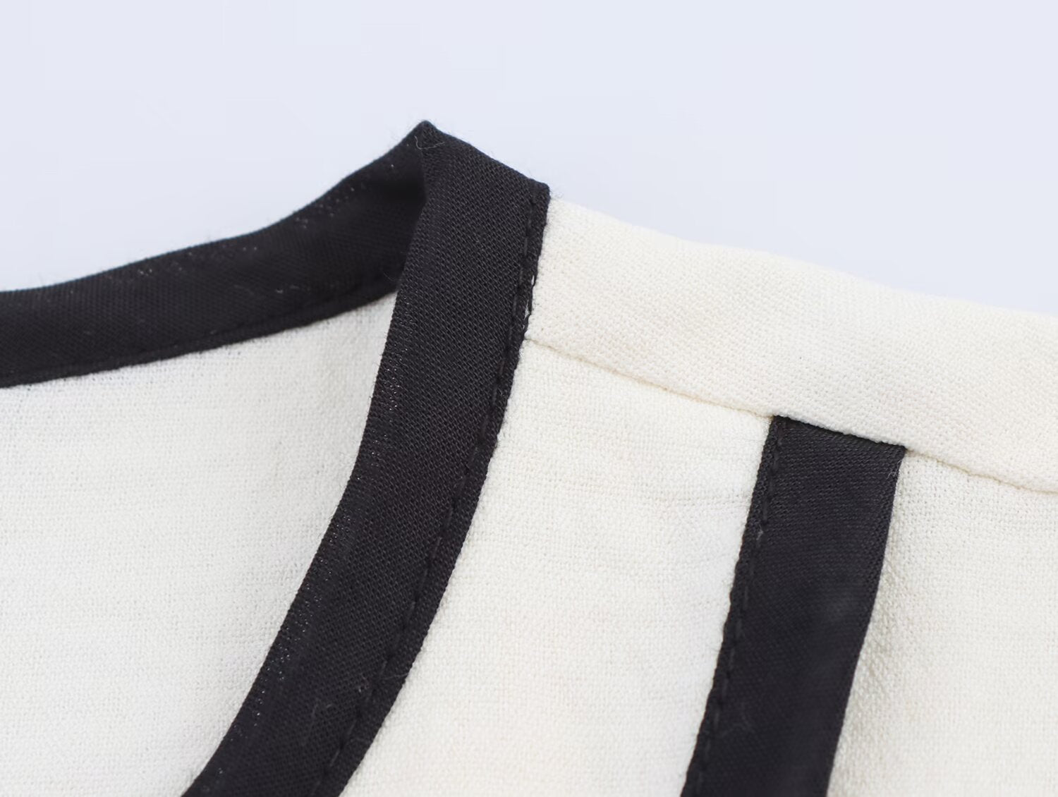 Women Contrast Color Trim Crepe round Neck Sleeveless Top